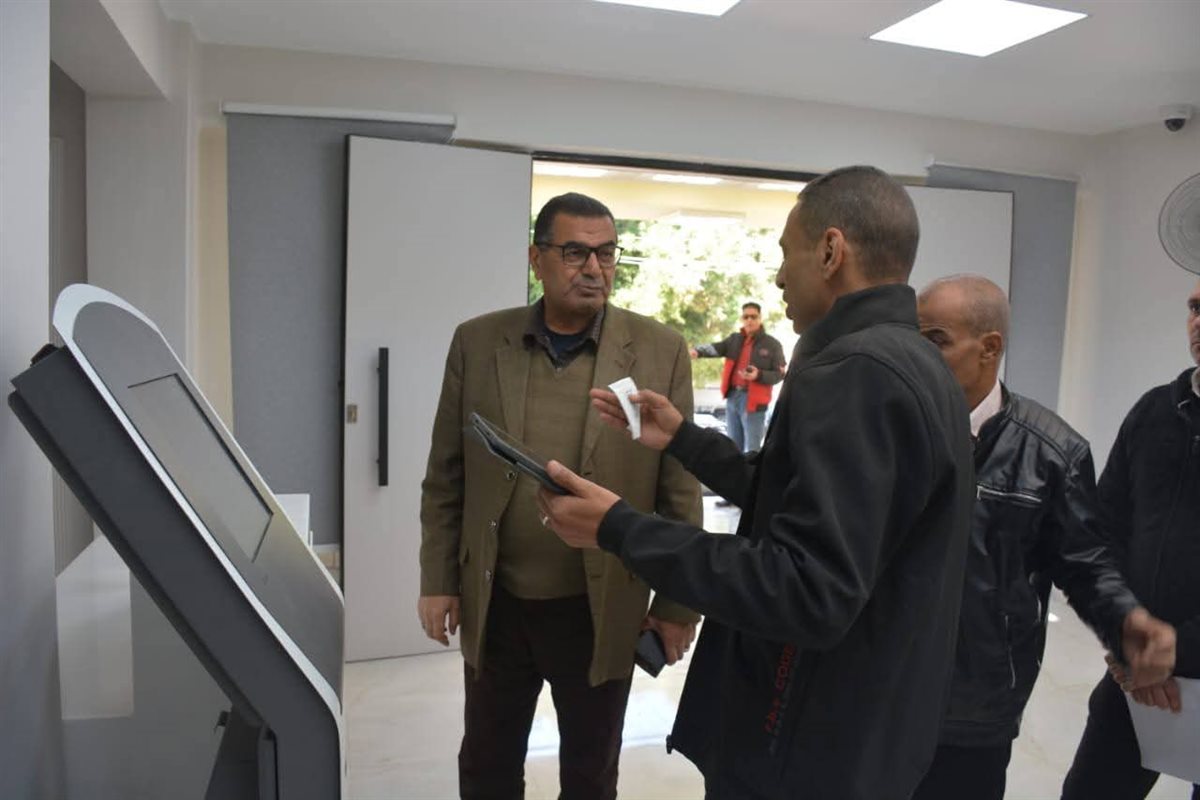 سكرتير عام الوادي الجديد يتابع التشغيل التجريبي لخدمات المركز التكنولوجي