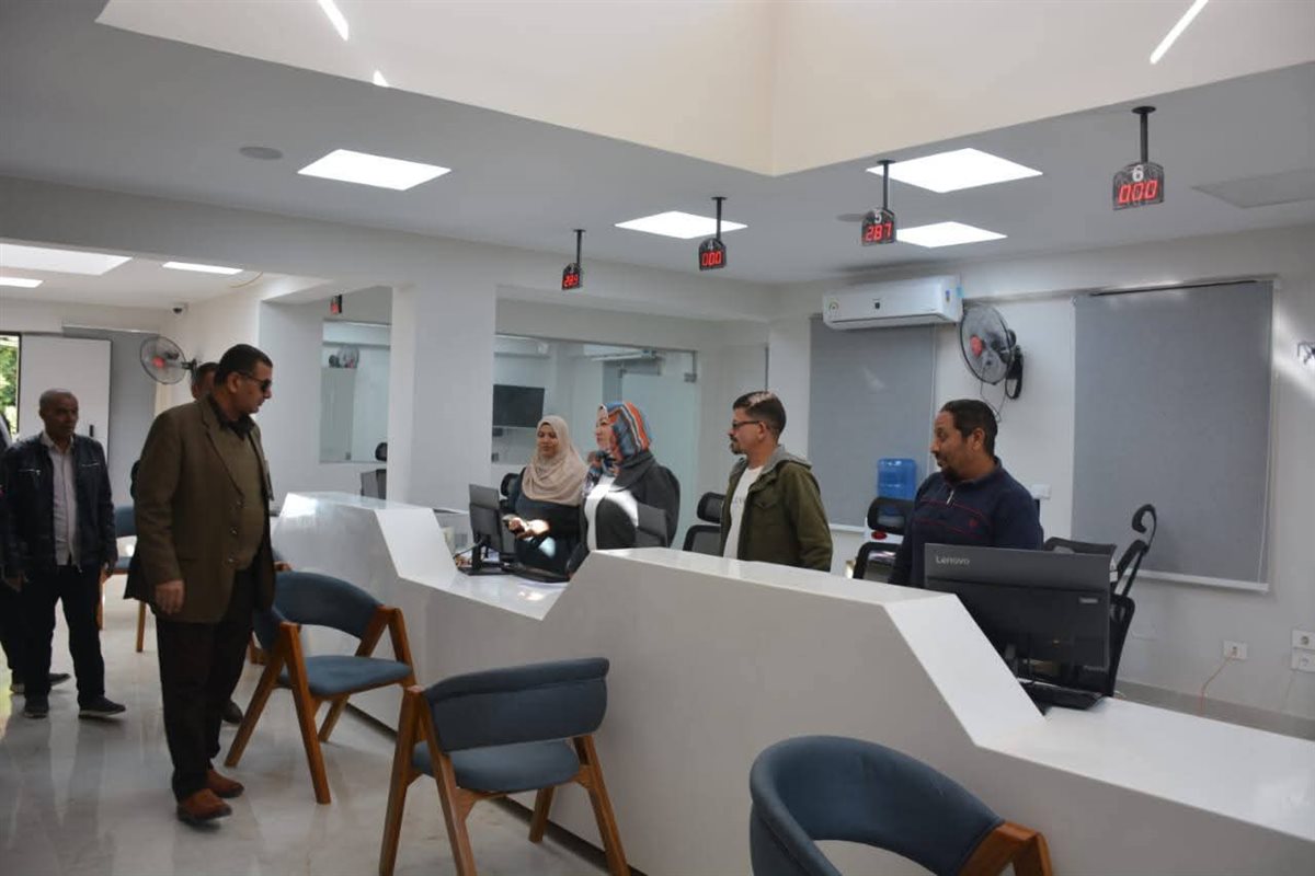 سكرتير عام الوادي الجديد يتابع التشغيل التجريبي لخدمات المركز التكنولوجي