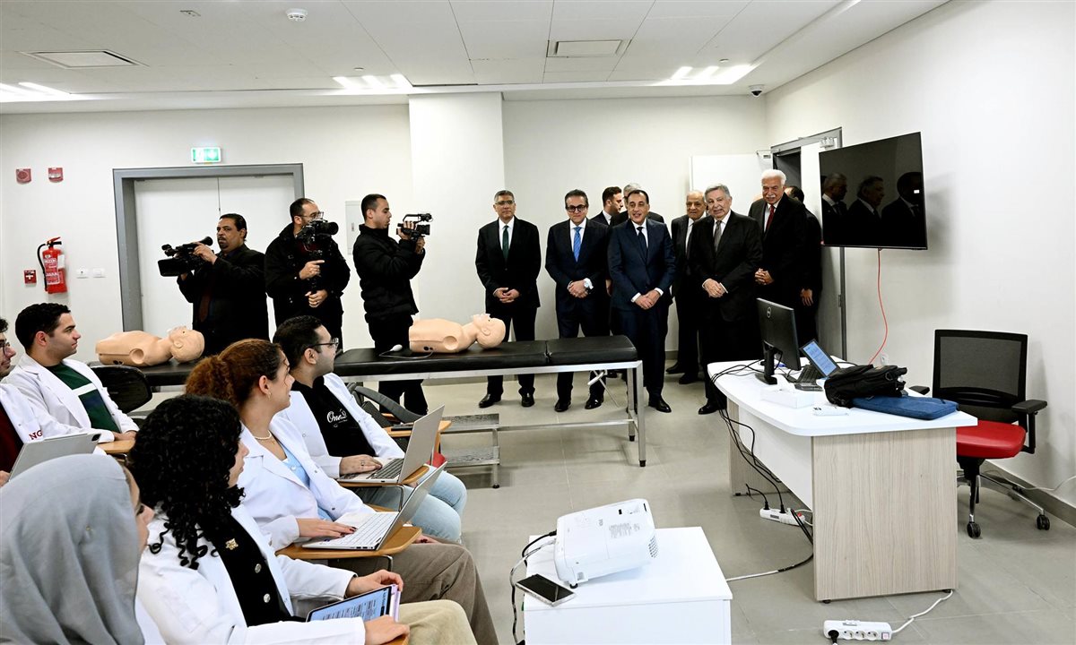 رئيس الوزراء يتفقد أقسام المستشفى الجامعي بجامعة الجيزة الجديدة&nbsp;