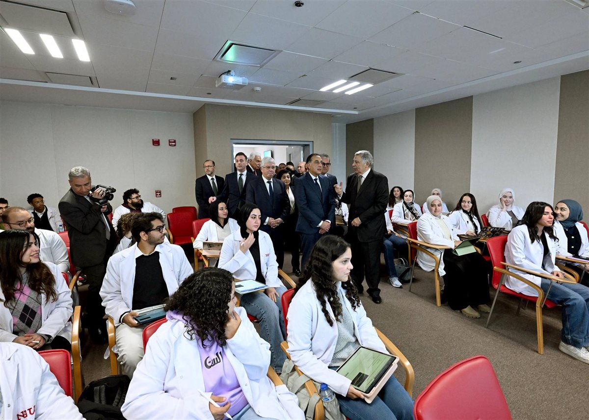رئيس الوزراء يتفقد أقسام المستشفى الجامعي بجامعة الجيزة الجديدة&nbsp;