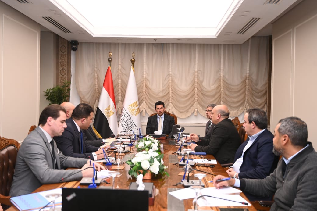 أشرف صبحي يناقش استعدادات استضافة مصر لاستضافة جولة كأس العالم