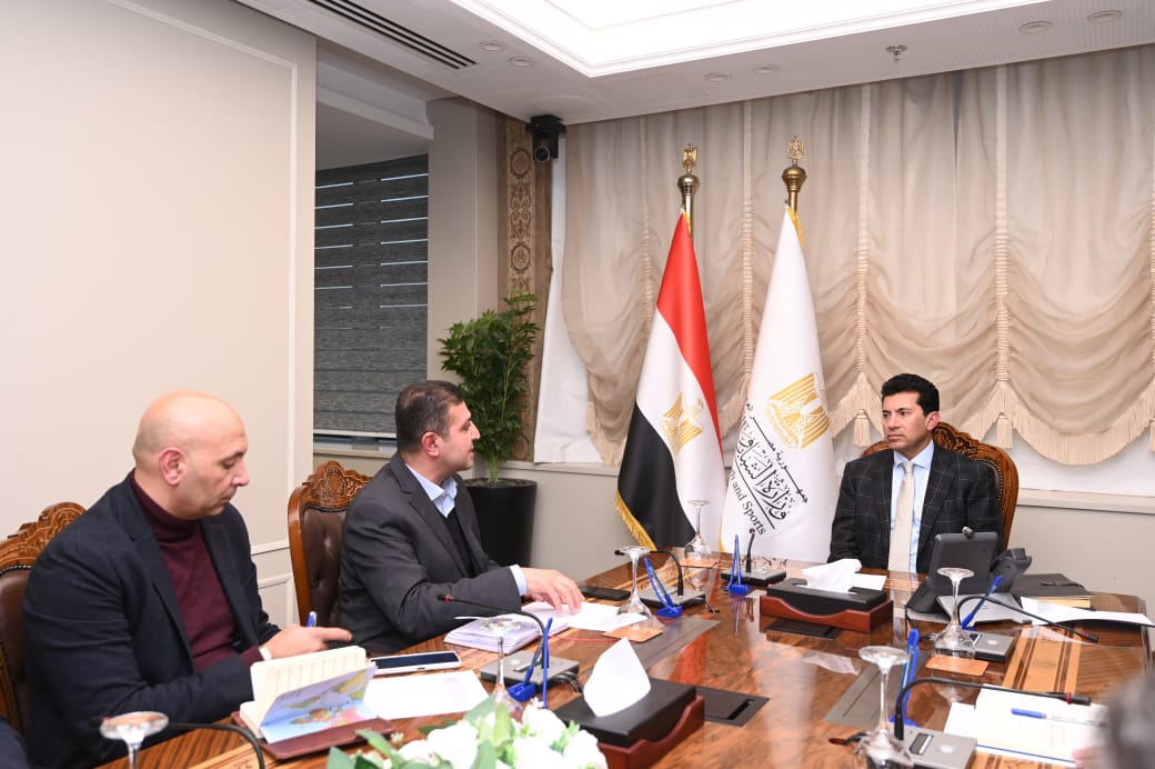 أشرف صبحي يناقش استعدادات استضافة مصر لاستضافة جولة كأس العالم