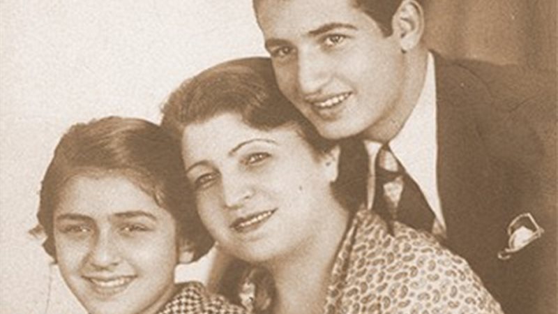 احسان مع والدته روزا اليوسف وشقيقته آمال&nbsp;