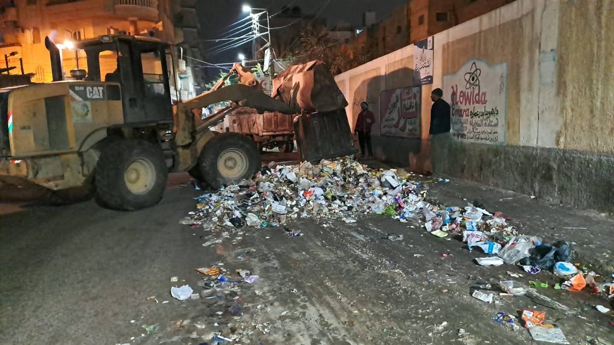 إزالة تراكمات القمامة بشارع مستشفى دار الأمومة بدمنهور