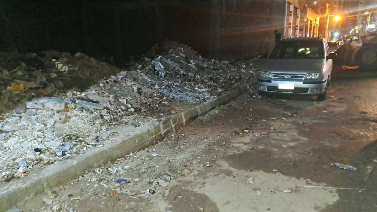 إزالة تراكمات القمامة بشارع مستشفى دار الأمومة بدمنهور