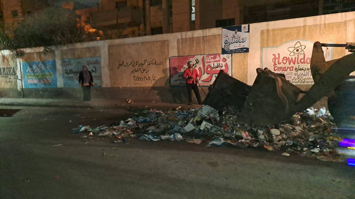 إزالة تراكمات القمامة بشارع مستشفى دار الأمومة بدمنهور