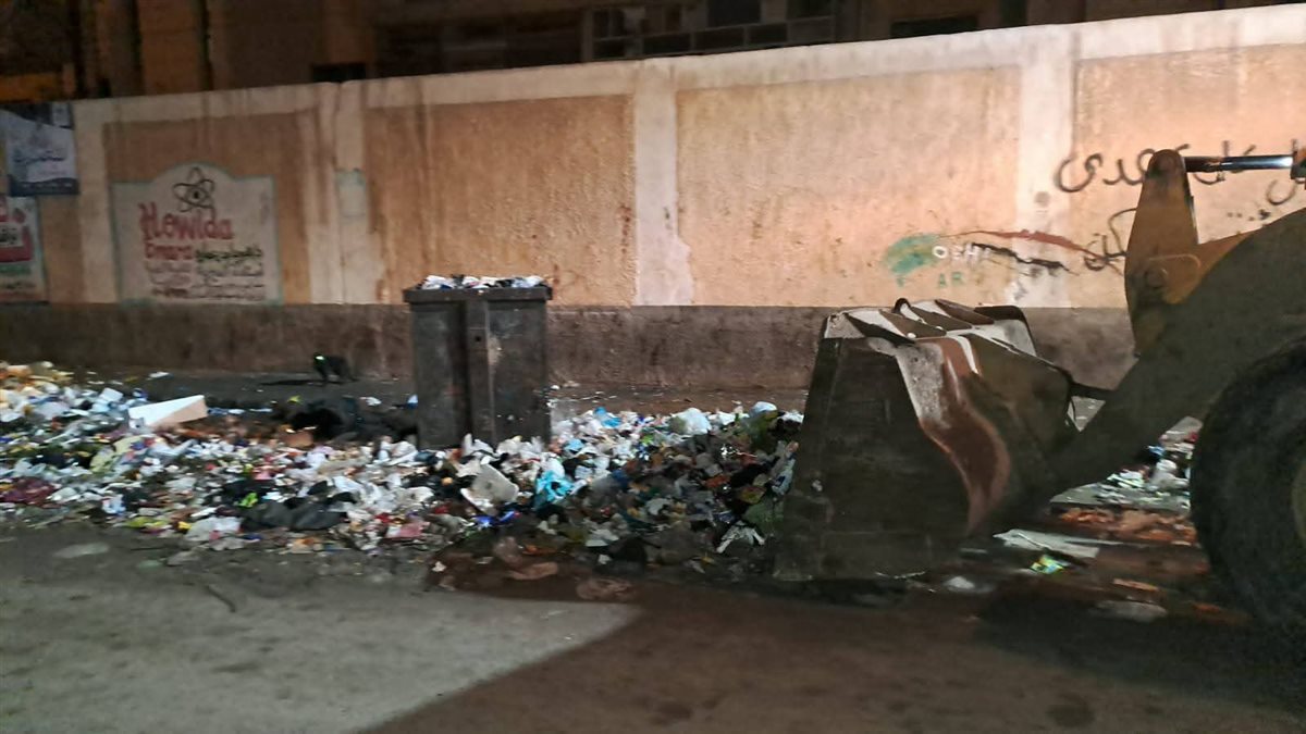 إزالة تراكمات القمامة بشارع مستشفى دار الأمومة بدمنهور
