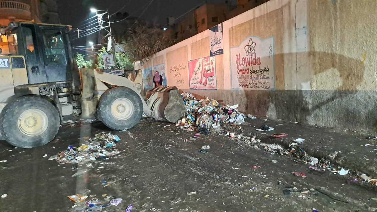 إزالة تراكمات القمامة بشارع مستشفى دار الأمومة بدمنهور
