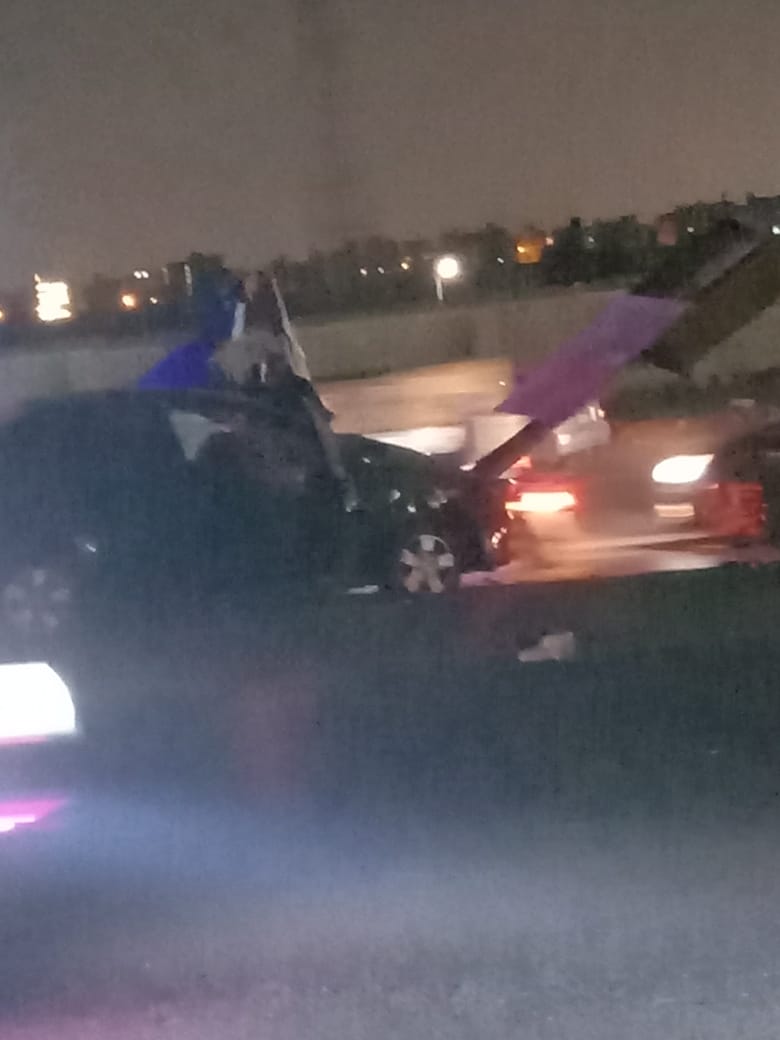 اصطدام سيارة ملاكي بعمود إنارة أعلي محور الأوتوستراد