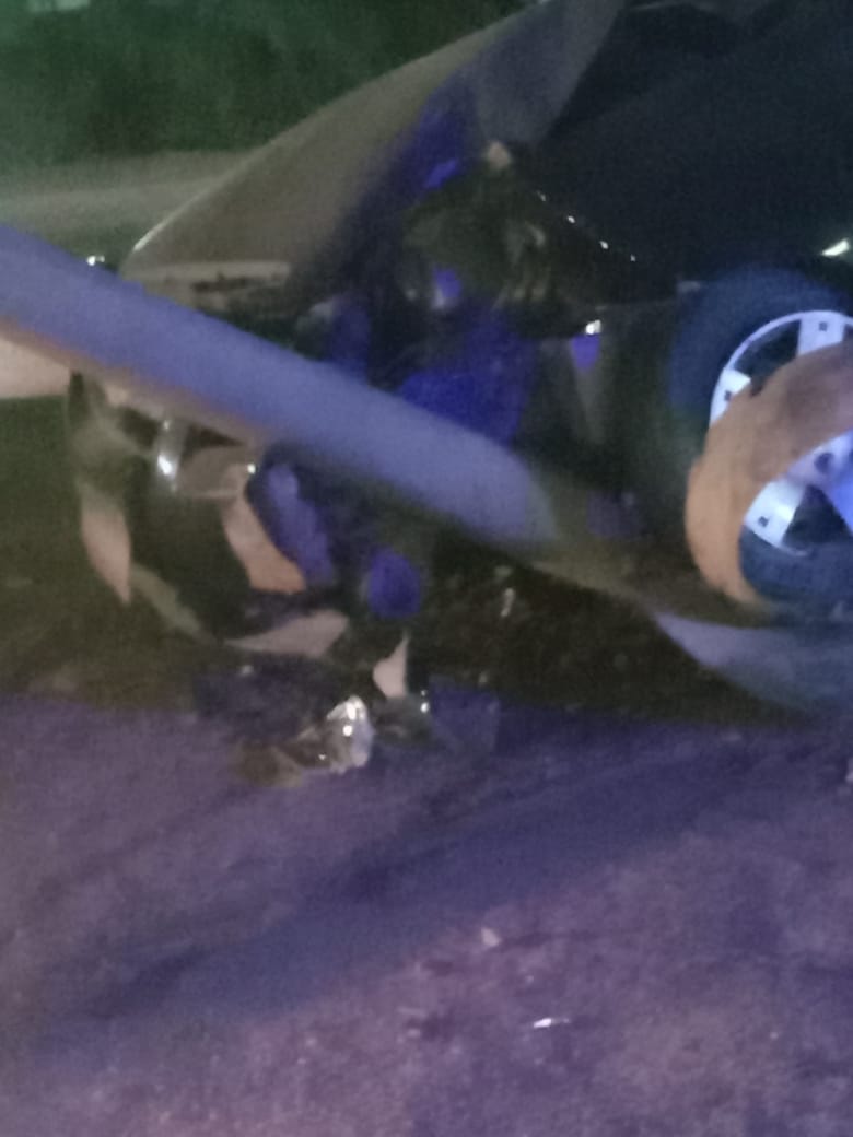 اصطدام سيارة ملاكي بعمود إنارة أعلي محور الأوتوستراد