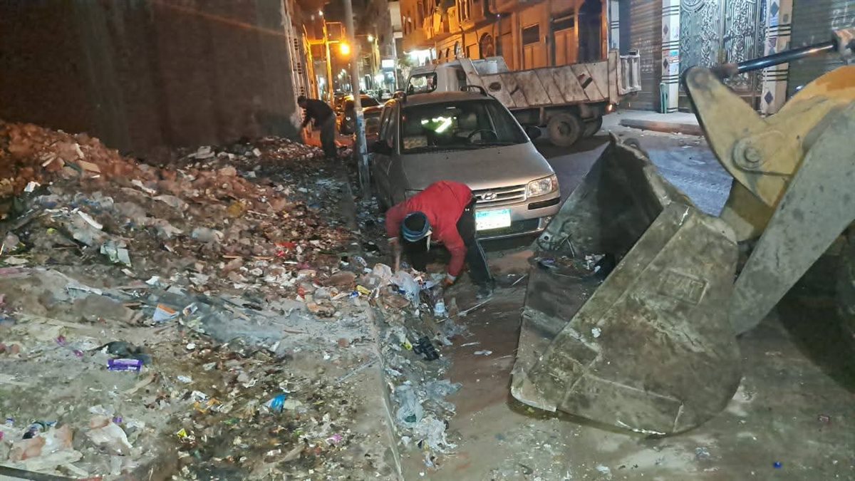 إزالة تراكمات القمامة بشارع مستشفى دار الأمومة بدمنهور