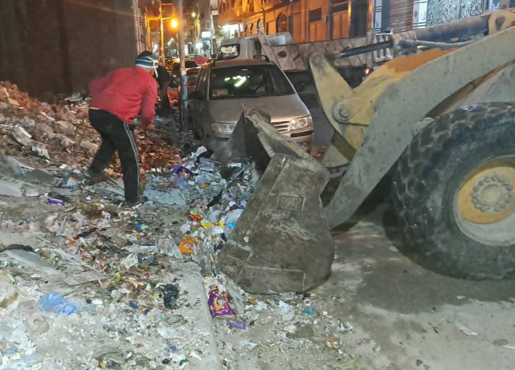 إزالة تراكمات القمامة بشارع مستشفى دار الأمومة بدمنهور
