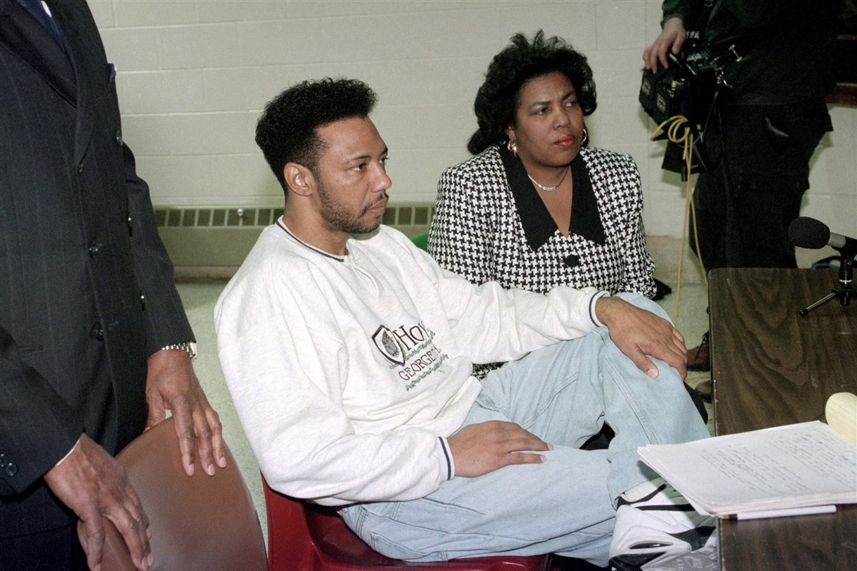 عفو ترامبي عن مؤسس عصابة جانجستر ديسايبلز لإتجار بالمخدرات لاري هوفر