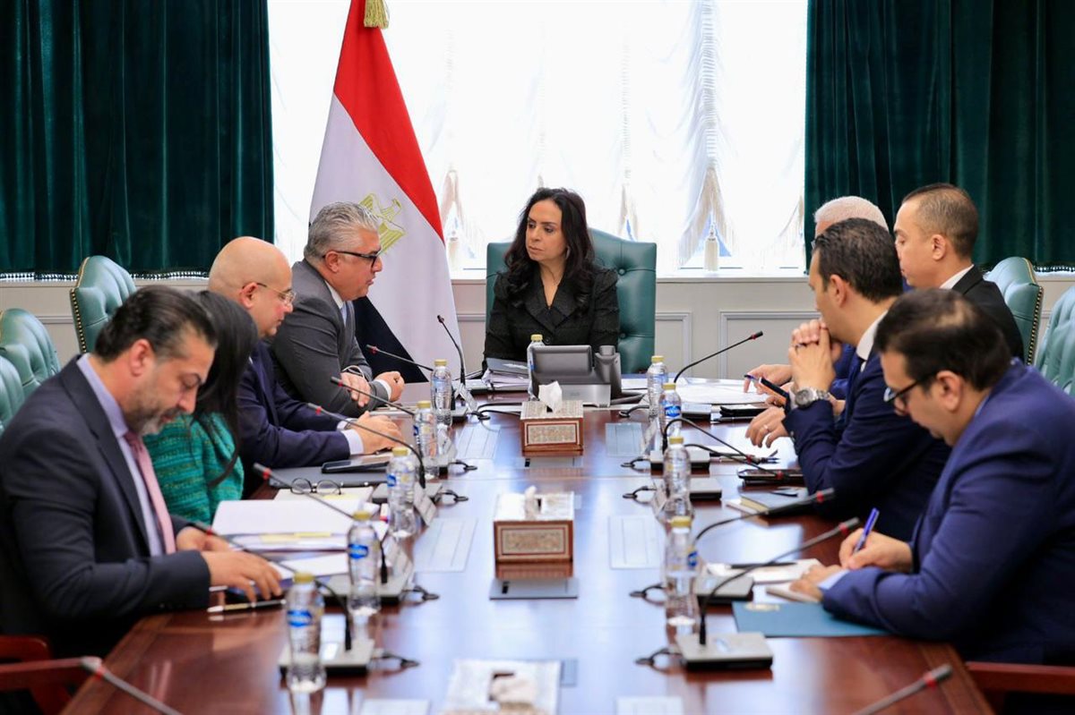 وزيرة التضامن تبحث مع رئيس اقتصادية قناة السويس
