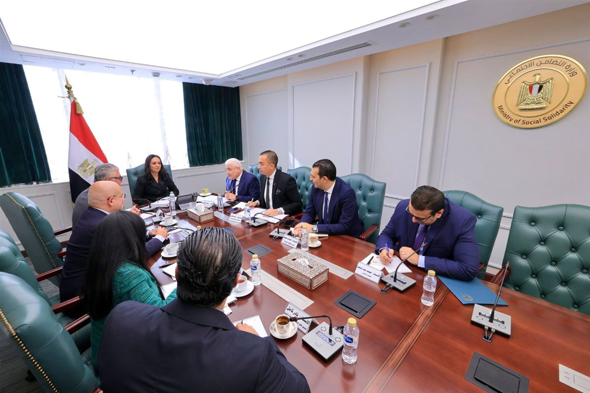 وزيرة التضامن تبحث مع رئيس اقتصادية قناة السويس