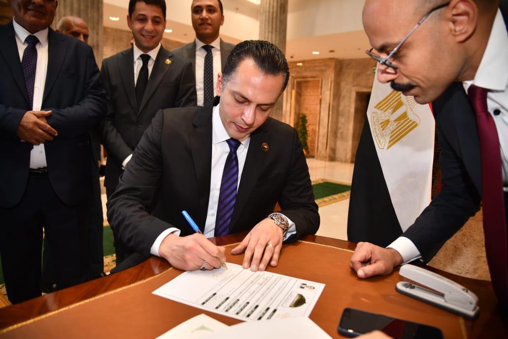 أحمد عبد الجواد يتسلم كارنيه عضوية مجلس النواب