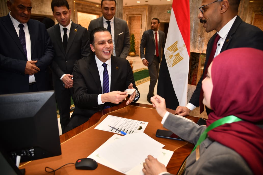 أحمد عبد الجواد يتسلم كارنيه عضوية مجلس