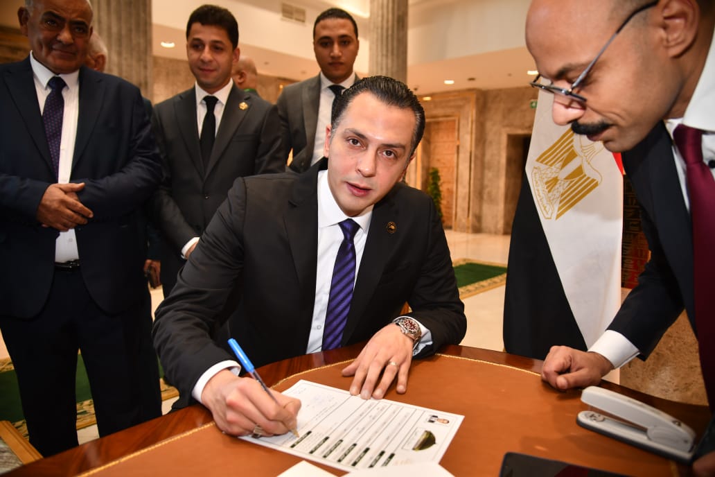 أحمد عبد الجواد يتسلم كارنيه عضوية مجلس النواب