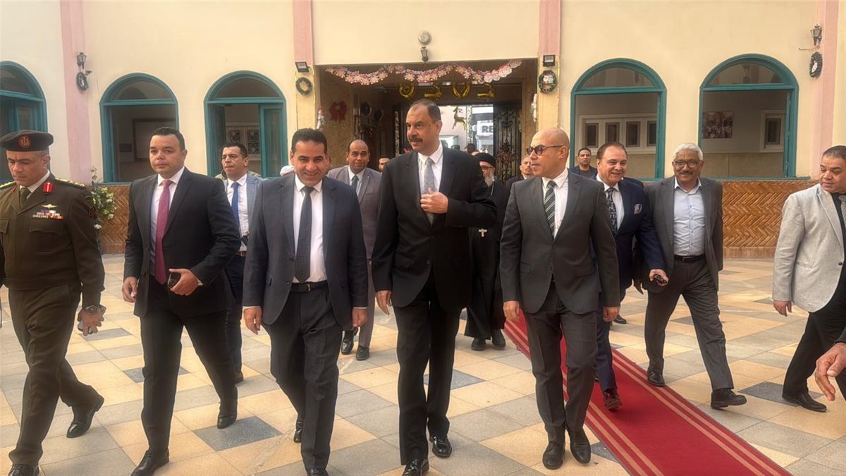 محافظ سوهاج يشارك أطفال 