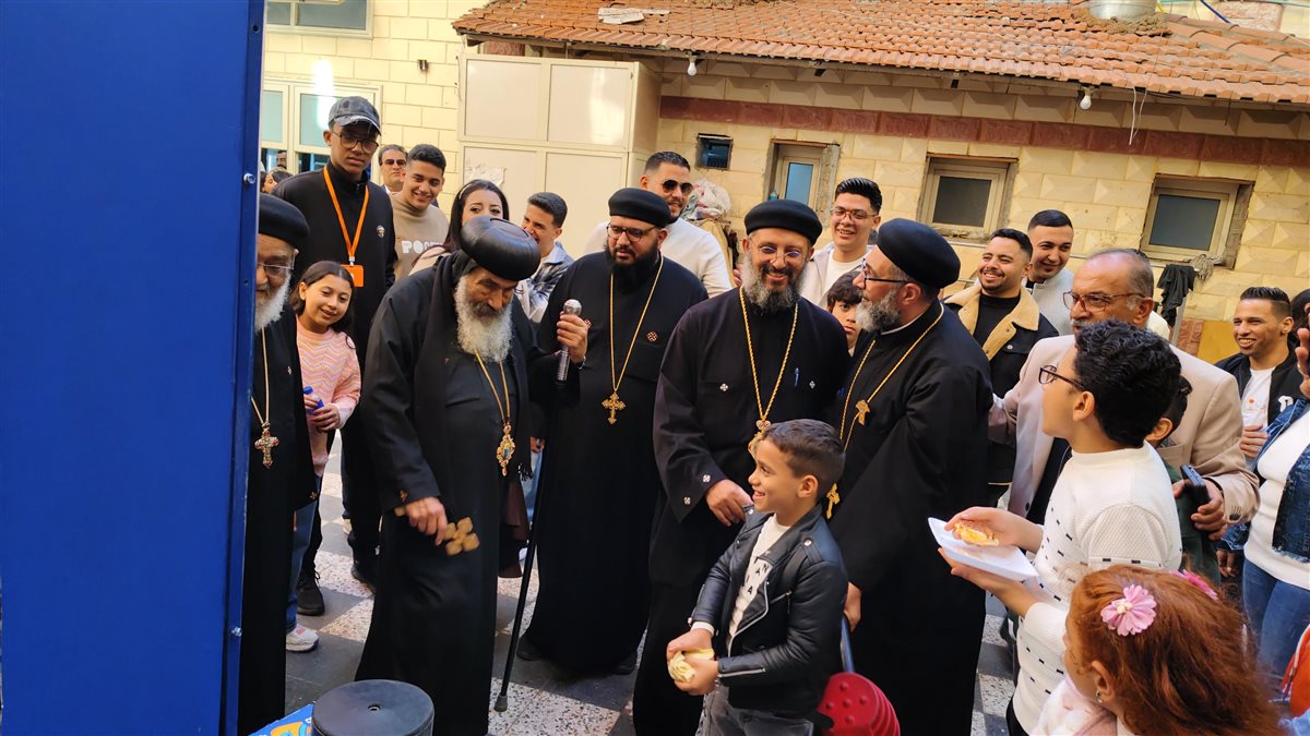 مطران بورسعيد وضواحيها يشارك الاطفال الإحتفال بعيد الميلاد المجيد، ڤيتو