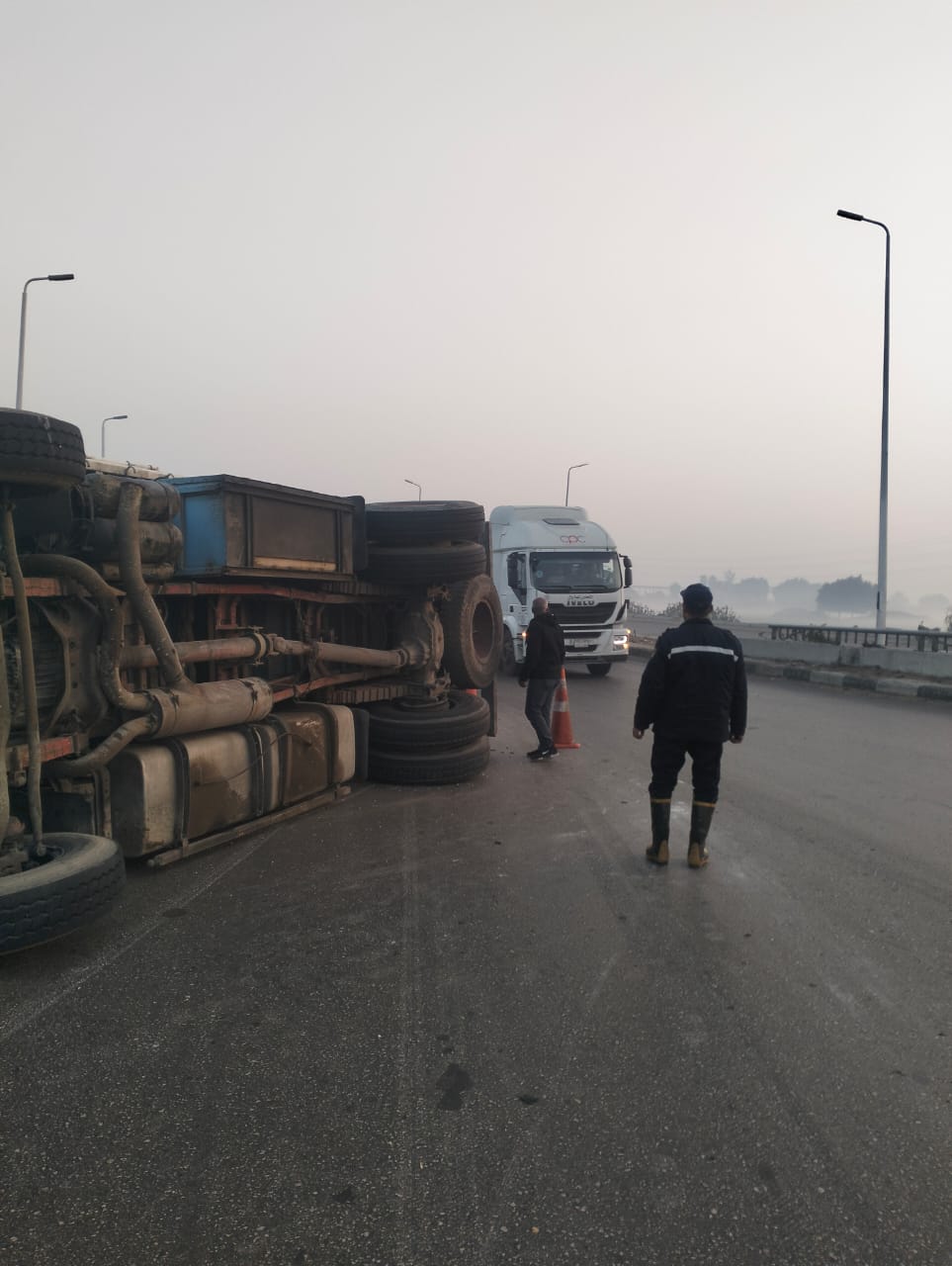 اصابة شخصان في حادث انقلاب تريلا علي الطريق الزراعي، صور