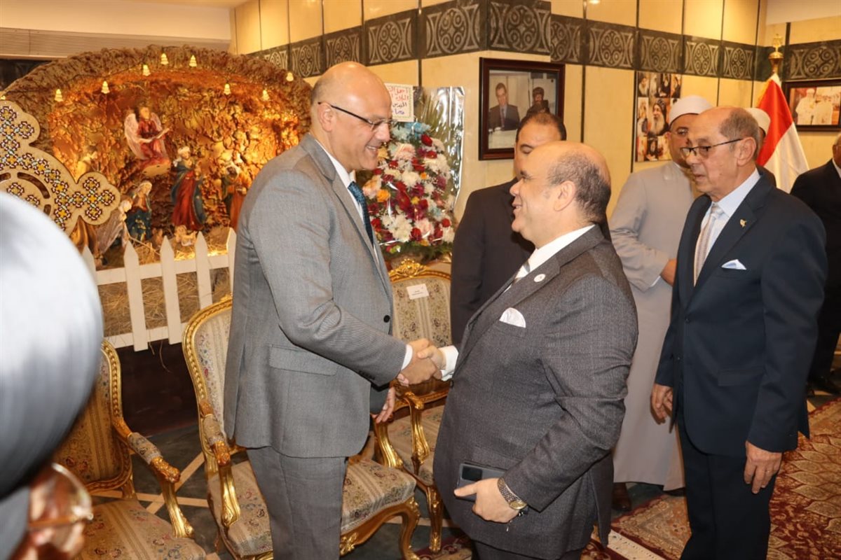 محافظ القليوبية خلال تقديم التهنئة بعيد الميلاد، فيتو&nbsp;