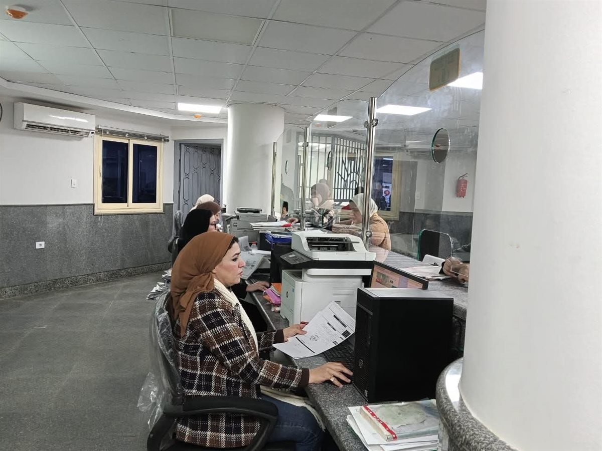 رئيس مدينة دمياط يتابع العمل من داخل المركز التكنولوجي