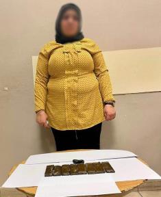 ضبط سيدة بميناء القاهرة الجوي لمحاولتها تهريب مواد مخدرة