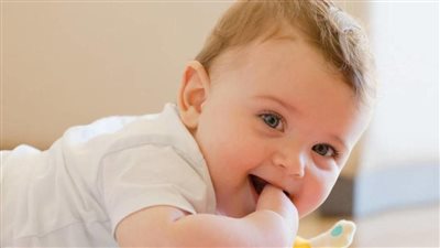 فوائد تناول الطعام الرضيع طعامه بيده&nbsp;