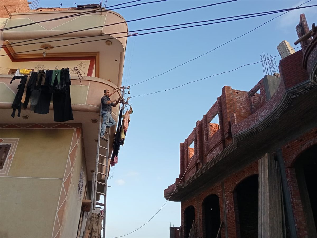 رفع آثار سقوط شجرة وإصلاح عمود إنارة بكفر ديما بالغربية بعد موجة رياح شديدة