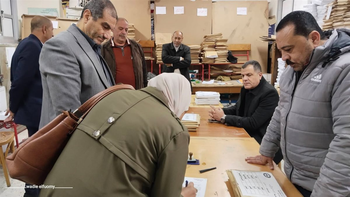 متابعة توزيع اسئلة نصف العام علي مناديب المدارس