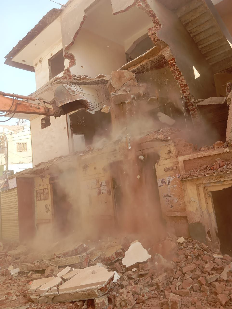 إزالة عقار ثلاثي الطوابق حفاظًا على سلامة المواطنين،فيتو