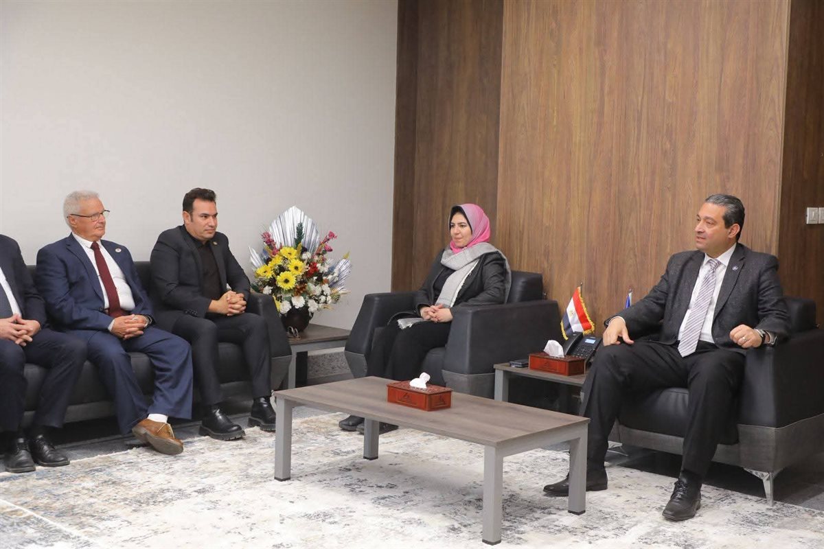 المحافظ مع اللجنة المؤقته لادارة نادي دمياط الرياضي&nbsp;