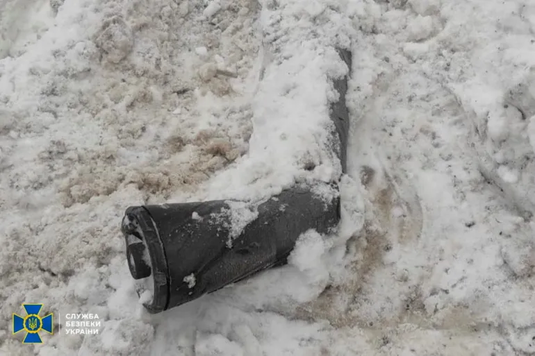 بقايا من صاروخ أوريشنيك في منطقة الهجوم الروسي على أوكرانيا