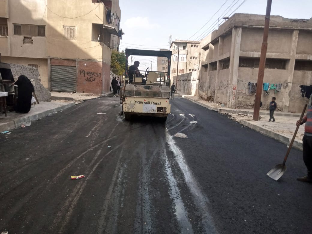 جانب من أعمال رصف الطرق بمنشية الشهداء، فيتو