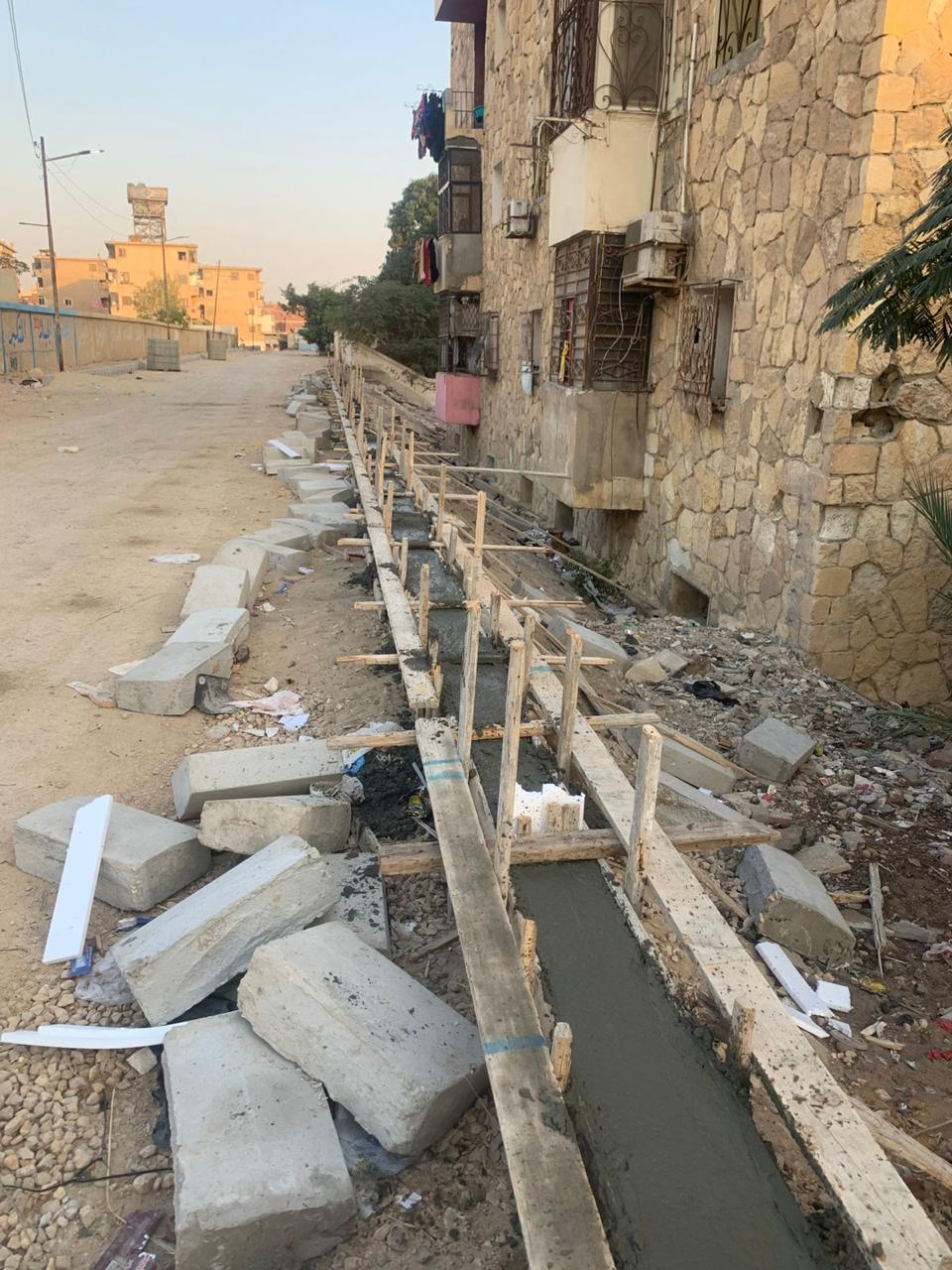 جانب من أعمال رصف الطرق بمنشية الشهداء، فيتو