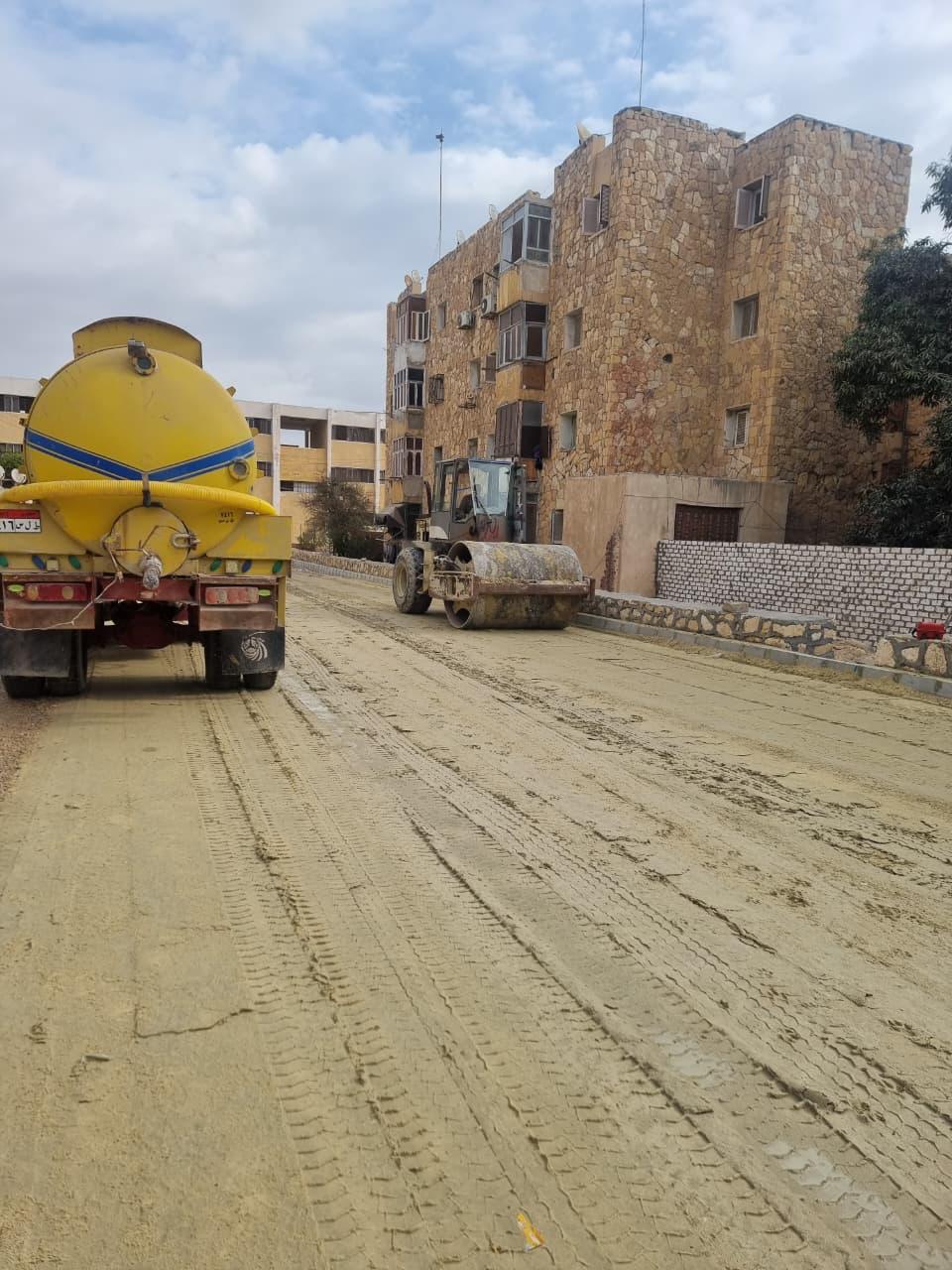 جانب من أعمال رصف الطرق بمنشية الشهداء، فيتو