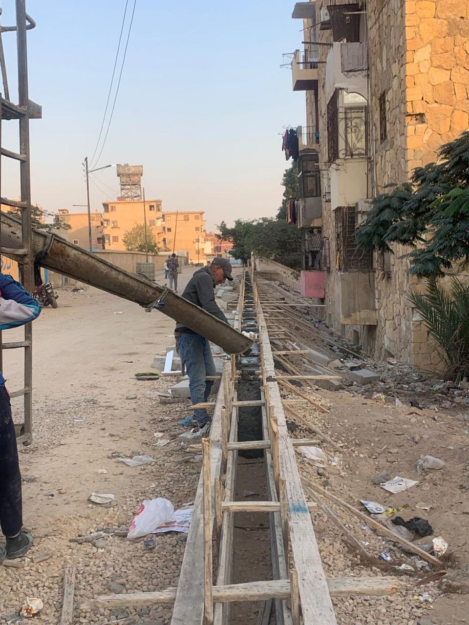 جانب من أعمال رصف الطرق بمنشية الشهداء، فيتو