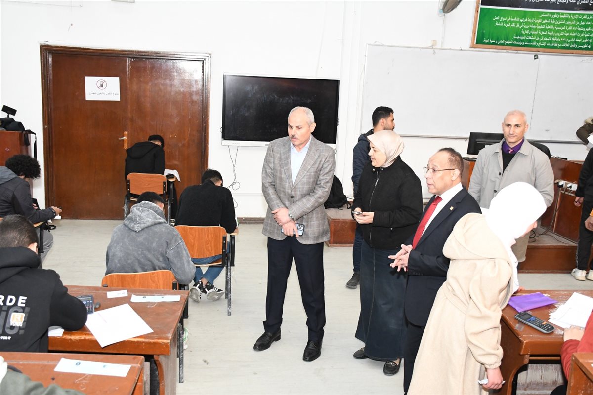 جانب من جولة رئيس جامعة القناة، فيتو