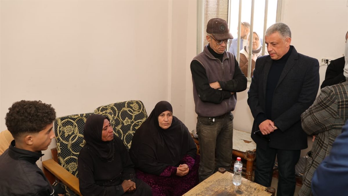 محافظ الإسماعيلية خلال تفقده أحال الأسرة المضارة من الحريق،فيتو