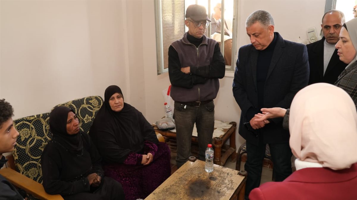 محافظ الإسماعيلية خلال تفقده أحال الأسرة المضارة من الحريق،فيتو