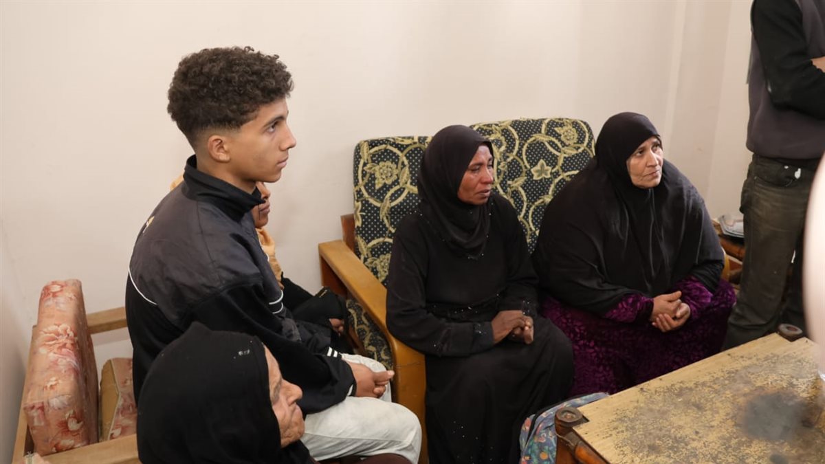 محافظ الإسماعيلية خلال تفقده أحال الأسرة المضارة من الحريق،فيتو