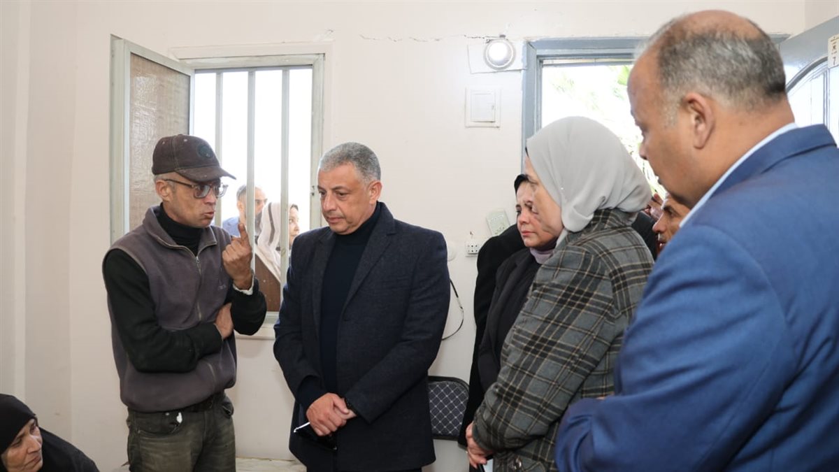 محافظ الإسماعيلية خلال تفقده أحال الأسرة المضارة من الحريق،فيتو