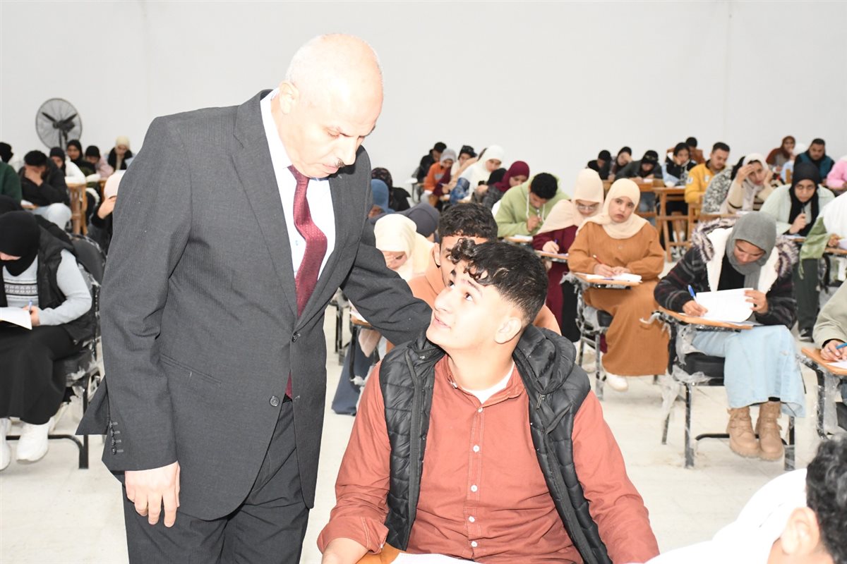 الدكتور ناصر مندور رئيس جامعة القناة خلال الجولة،فيتو