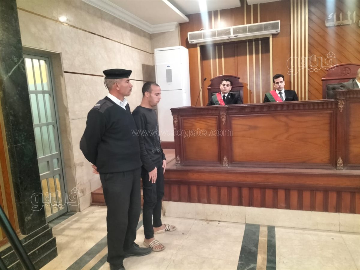 المتهم أمام هيئة المحكمة،فيتو