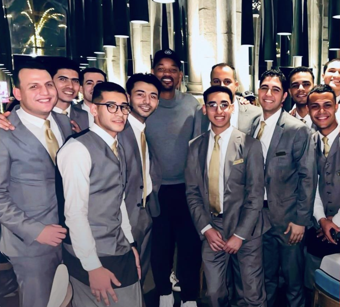 ويل سميث مع عاملين المطعم المصري