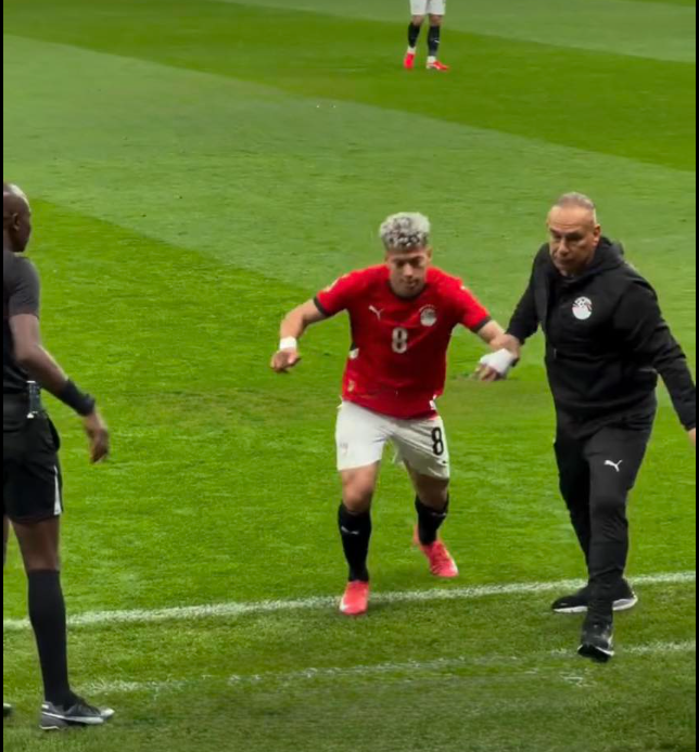 حسام حسن وإمام عاشور ومحاولة تغيير الشورت، فيتو