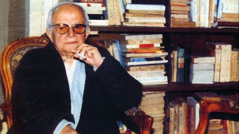 يحيى حقى فى مكتبته&nbsp;