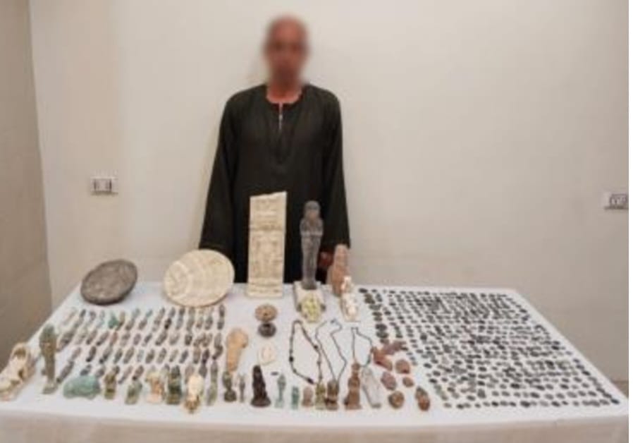 القبض على مزارع بحوزته 526 قطعة أثرية بالمنيا