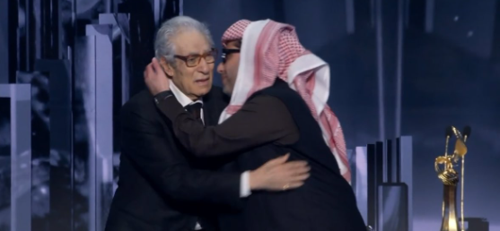 بكاء فاروق حسني لحظة تسلمه لجائزة جوى أووردز، فيتو